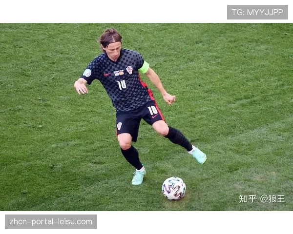 特写：赛后混合采访区，41岁的莫德里奇被年轻队友浇了一身水庆祝胜利