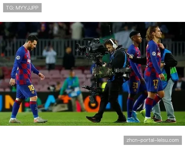 特写：赛后混合采访区，失落的哈兰德与上前安慰的对手交换球衣